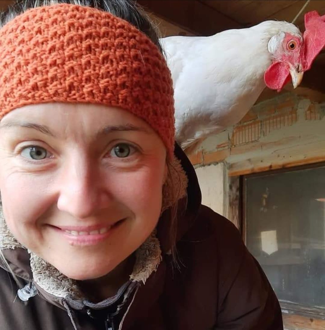 IMG-20221117-WA0000 Frau mit Huhn auf der Schulter